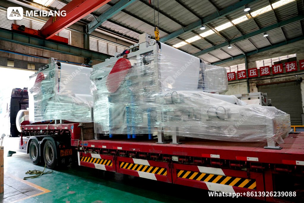 Cassava residue dewatering machine being loaded onto trucks